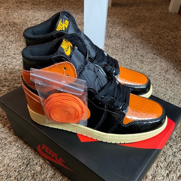 2019
Air Jordan 1 Retro High OG
'Shattered Backboard 3.0' - Picture 2 of 5